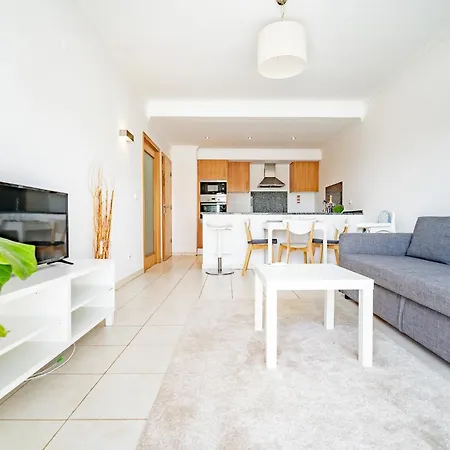 Wonderful One Bedroom Near The In Olhos de Água