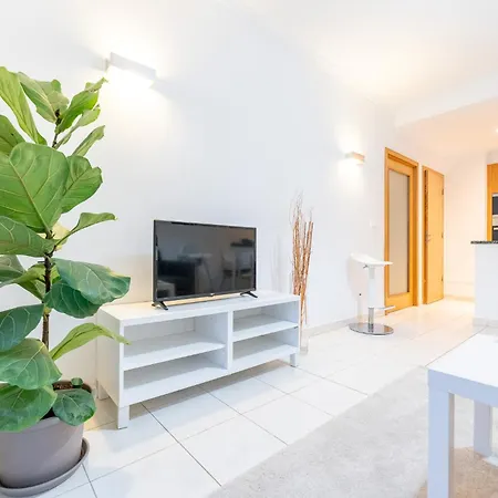 Apartman Wonderful One Bedroom Near The In Olhos de Água