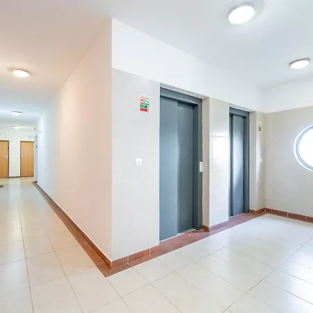 Wonderful One Bedroom Near The In *